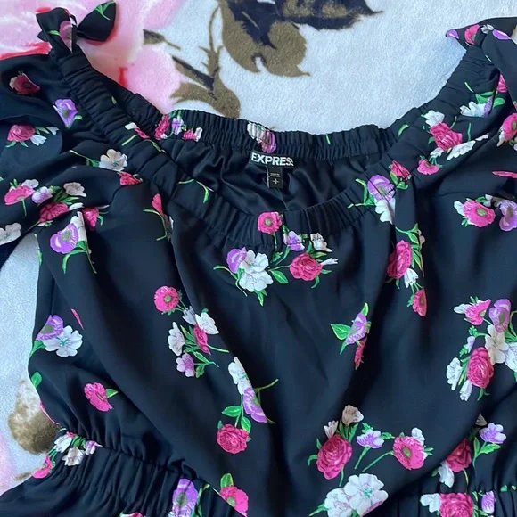 EXPRESS

FLORAL PRINT OFF SHOULDER JUMPSUIT / SIZE SMALL / pre- owned - Picture 3 of 4